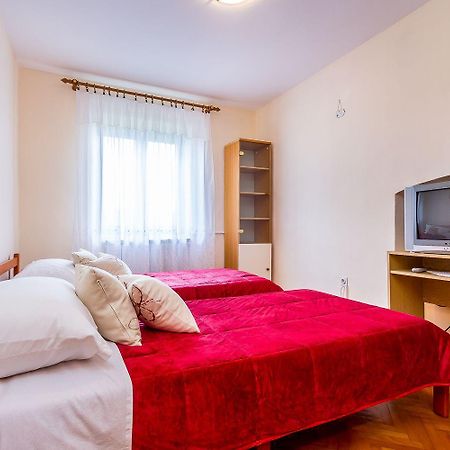 Ferienwohnung Mit Wlan, Klima, Parkplatz, Grill Und Grossem Garten Zum Fussball Spielen Gajana Ngoại thất bức ảnh