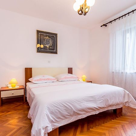 Ferienwohnung Mit Wlan, Klima, Parkplatz, Grill Und Grossem Garten Zum Fussball Spielen Gajana Ngoại thất bức ảnh