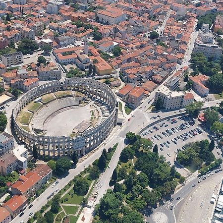 Ferienwohnung Mit Wlan, Klima, Parkplatz, Grill Und Grossem Garten Zum Fussball Spielen Gajana Ngoại thất bức ảnh